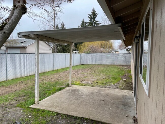 Building Photo - Single level home 3 bedroom 2 bathroom!