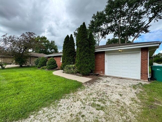 Building Photo - 305 N Brookshore Dr