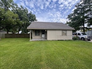 Building Photo - 906 Llano St