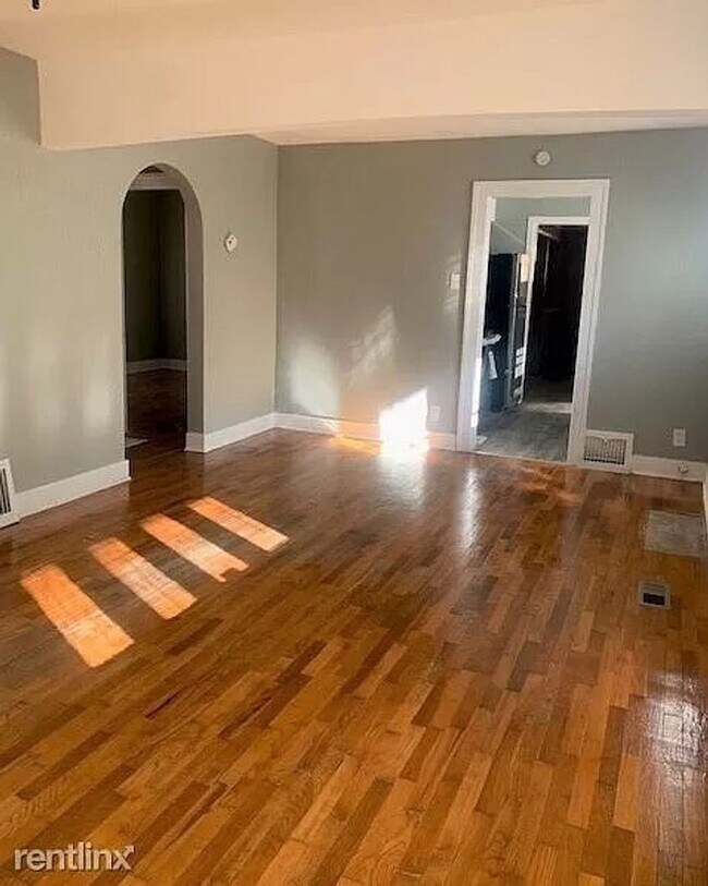 Foto del edificio - Attractive 2BR, 1BTH, 1 car gar, near 6th ...