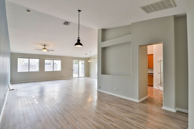 Building Photo - 2023 W Carson Rd
