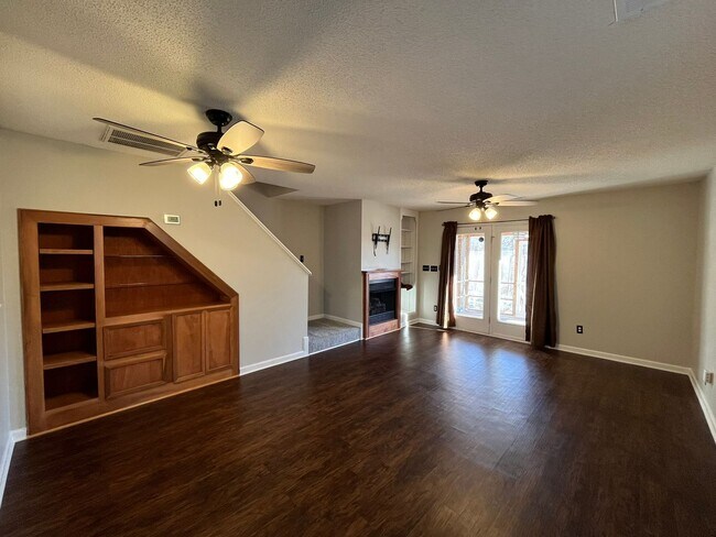 Building Photo - Charming 2BD, 2.5BA Townhome in an Excellent Community with Amenities