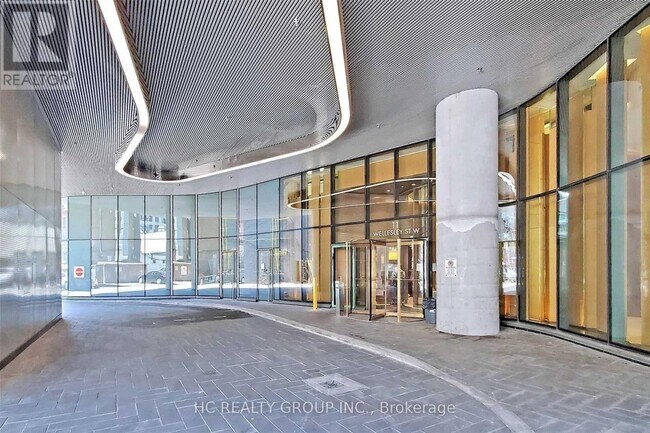 Photo du bâtiment - 11-3411 Wellesley St W