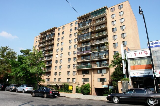 Foto del edificio - The Towers at Briarwood Condominium