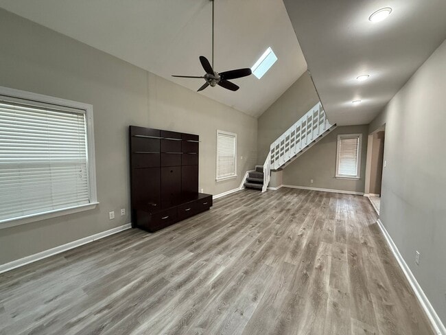 Building Photo - Lovely 3 Bed 2 bath home with vaulted ceiling