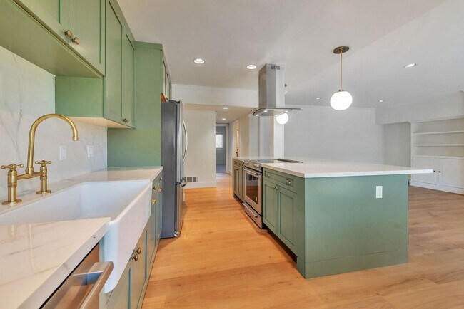 Building Photo - Remodeled 2-Bedroom 2-Bath Menlo Park Condo