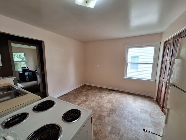 Kitchen - 3012 Penway Ave