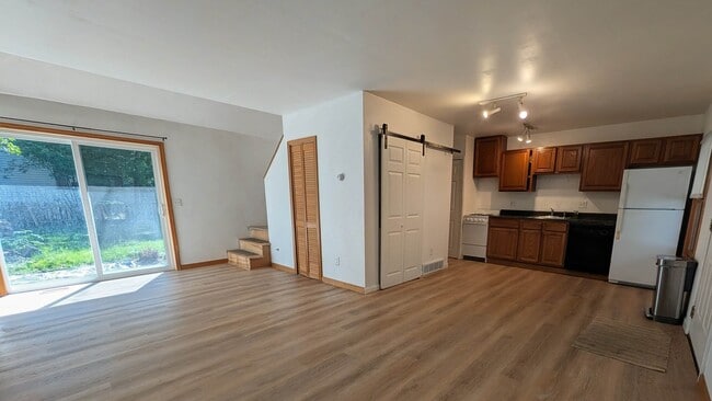 Building Photo - 301 Riverdale Dr