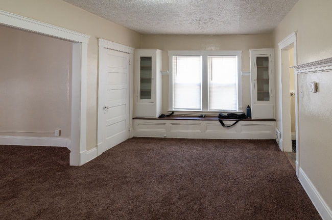 Building Photo - 1171 La Croix Ave