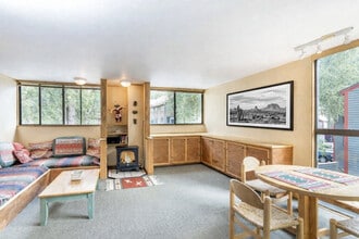 Building Photo - 747 W Pacific Ave