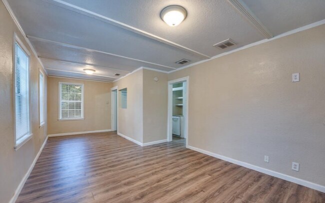 Sala de estar - 4842 Louisa Ter