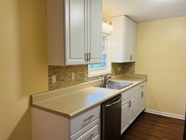 Foto del edificio - Wow! Finished basement, large deck, LVP fl...