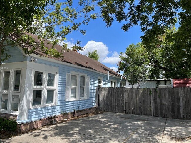 Building Photo - 311 5th St