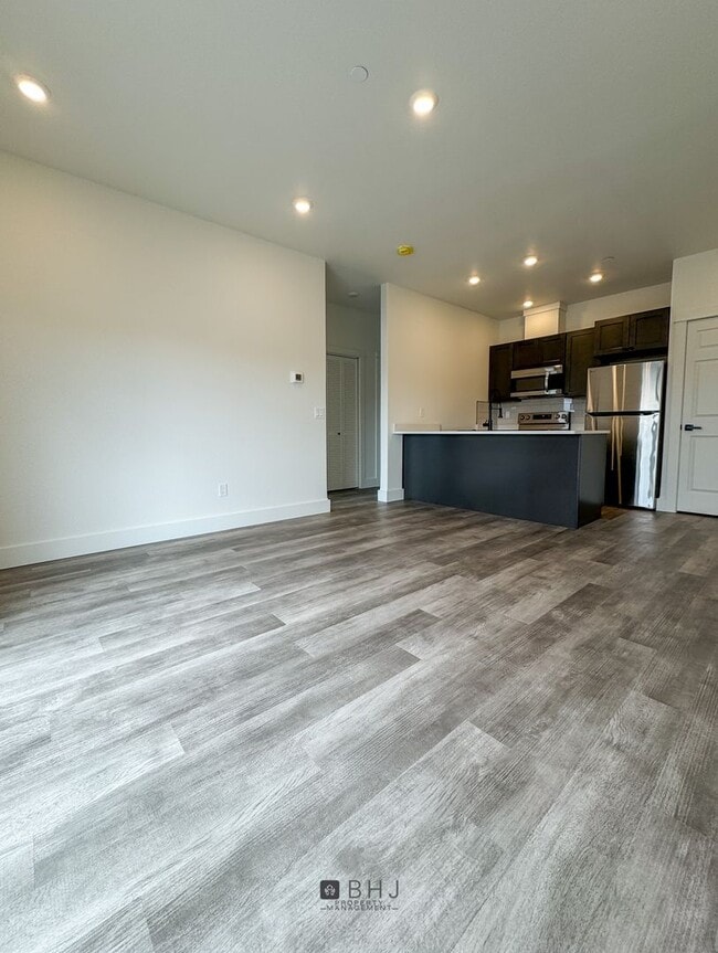 Building Photo - BRAND NEW Pet Friendly 1 bed/ 1 bath apart...