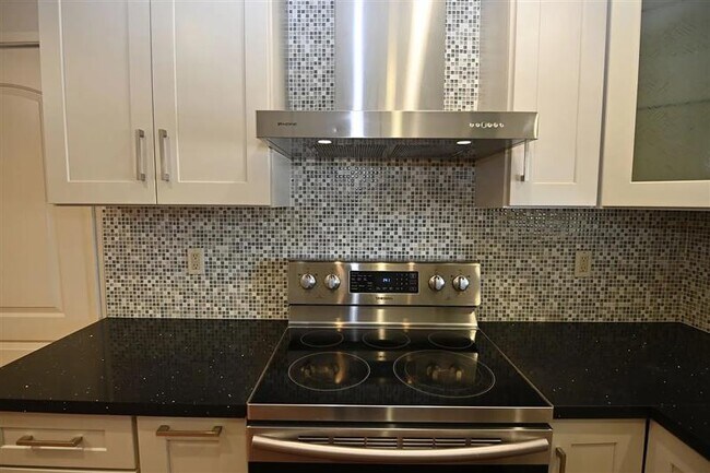 Building Photo - Recently updated 3 bedroom, 2 bath