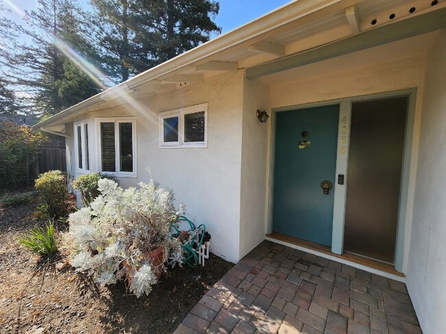 Foto del edificio - 4088 Laguna Way