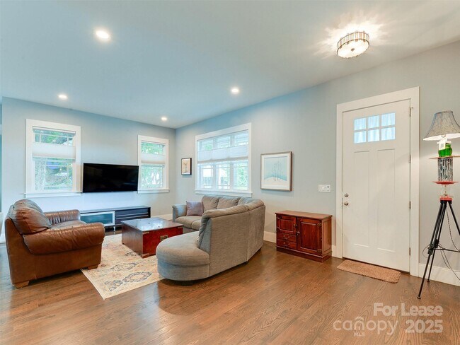 Foto del edificio - 3024 Yadkin Ave