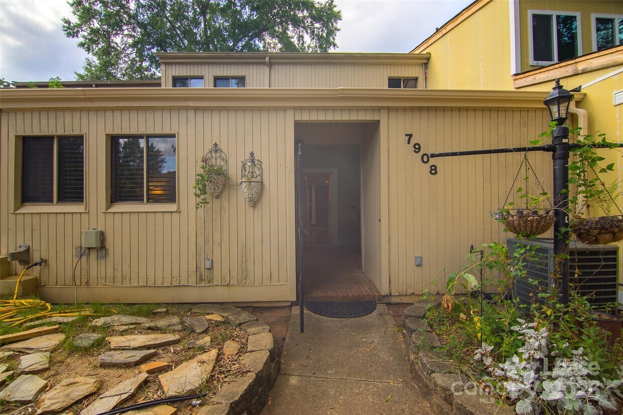 Foto principal - 7908 Horse Chestnut Ln