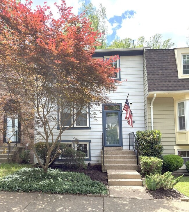 Beautiful 4 Bed 2.5 Bath Townhome in Burke For Rent! - Beautiful 4 Bed 2.5 Bath Townhome in Burke For Rent!