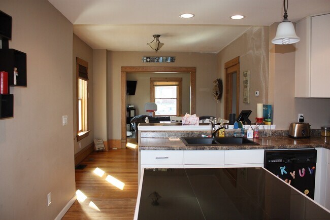 Foto del edificio - 3 Bed Spacious Home near downtown Pella!