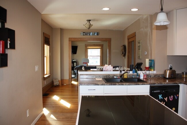 Building Photo - Spacious Home near downtown Pella!