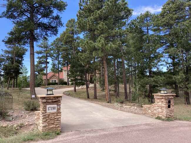 Building Photo - 17190 Colonial Park Dr