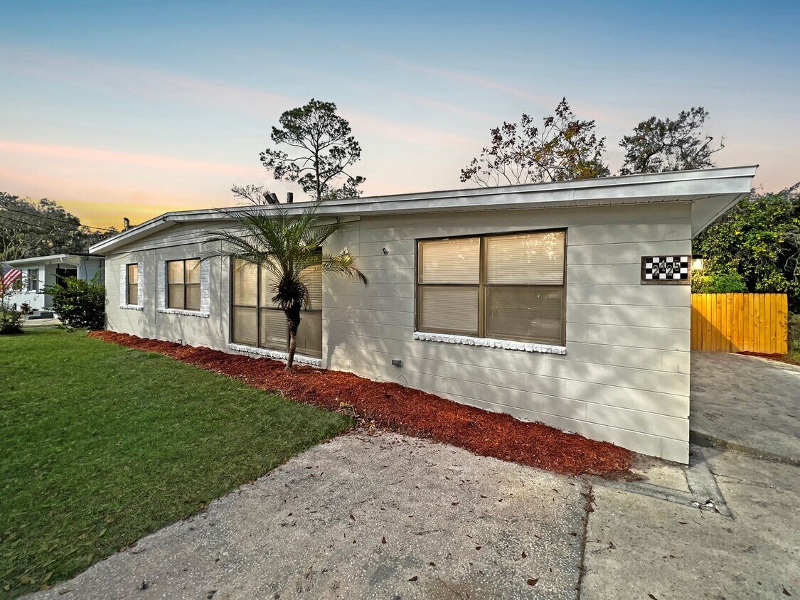 Foto principal - 2425 Dolphin Ave