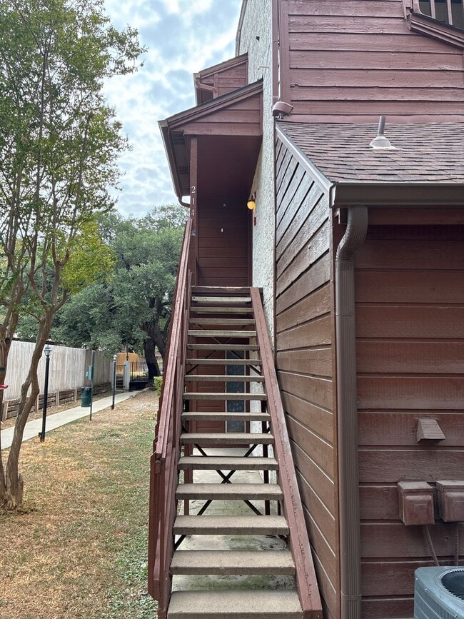Building Photo - 1BR/1.5BA w/ Fireplace • Balcony • Pool Access in San Antonio