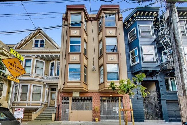 Building Photo - 565 Page St
