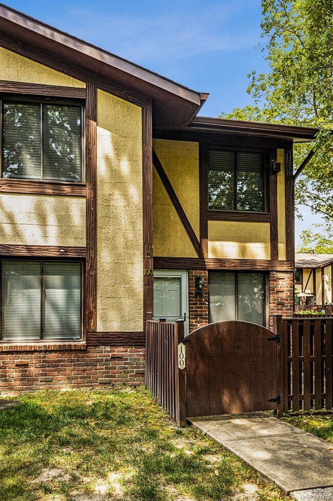 Foto del edificio - 100 Glen Hollow Dr