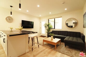 Building Photo - 9024 Phyllis Ave