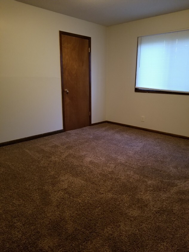 Primary Photo - Large NE 2 bedroom 1 bath unit available now!