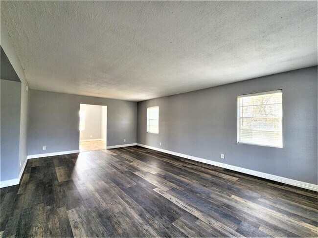 Building Photo - 1017 S Country Club Dr