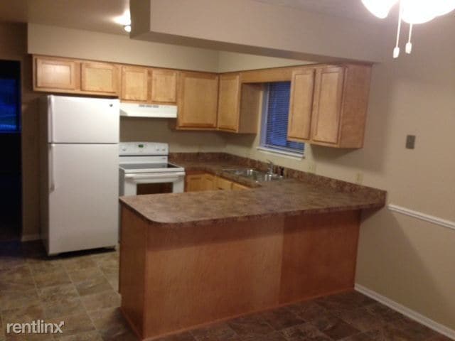 Building Photo - 2 br, 1.5 bath Townhome - 122 Grand Manor Dr