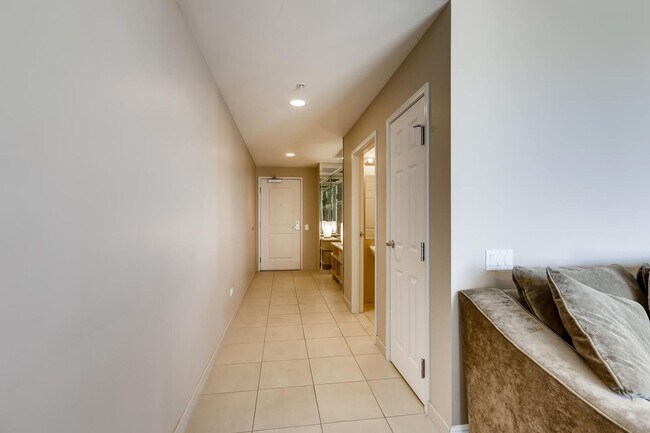 Building Photo - Furnished High rise Just Off the Las Vegas...