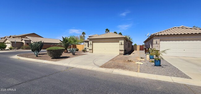 Building Photo - 224 S Cactus St