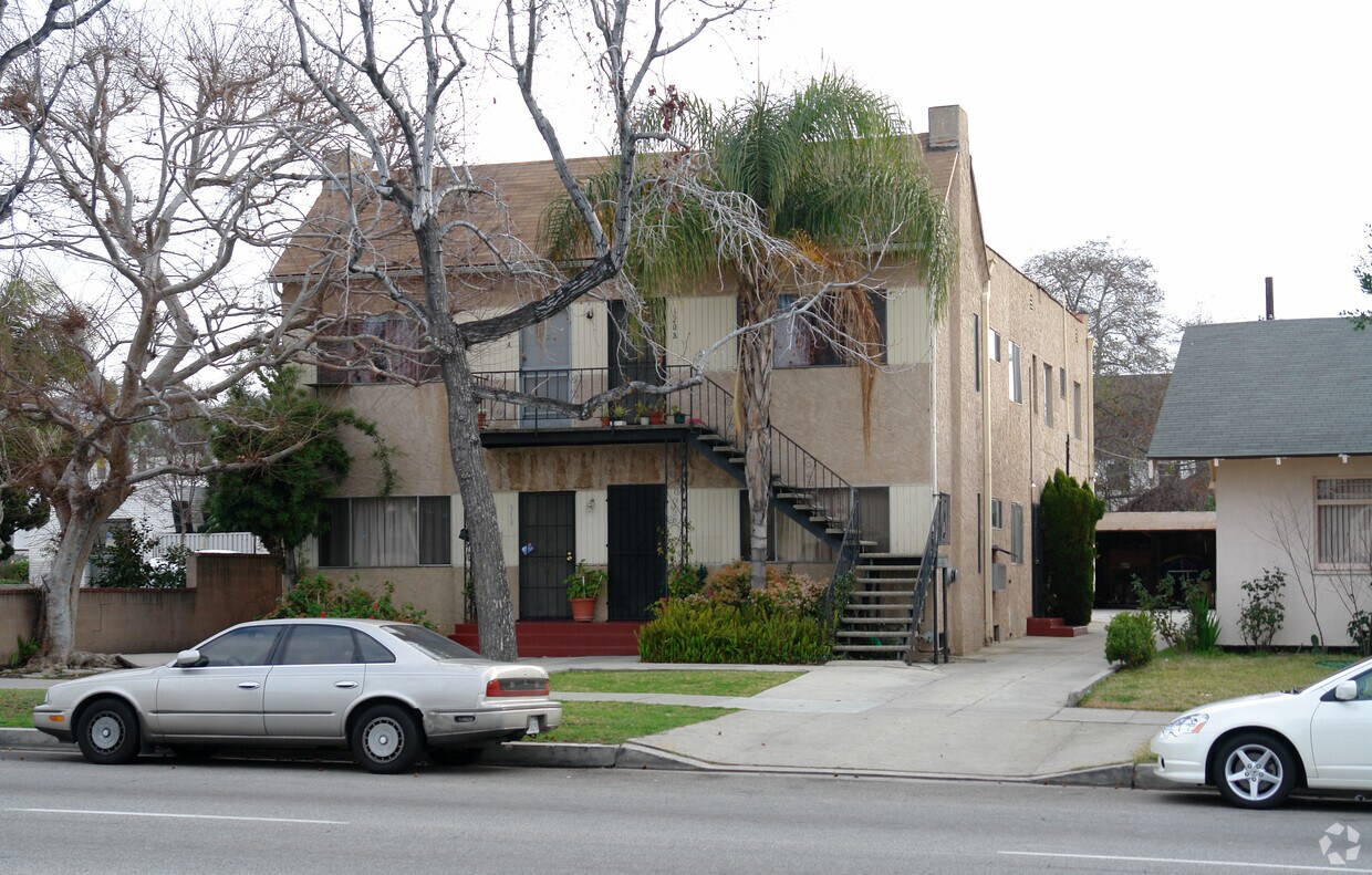 Building Photo - 318-320 S Chevy Chase Dr