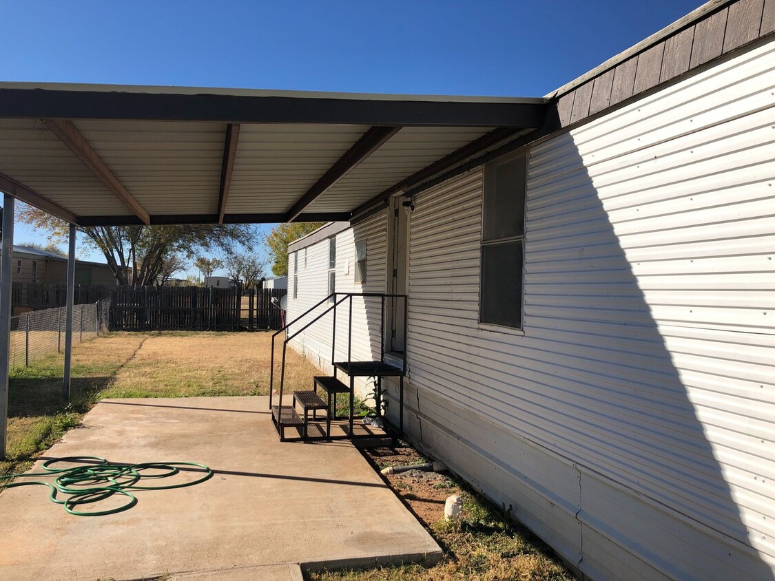 Foto principal - Trailer House; 3 bed 2 bath, covered patio