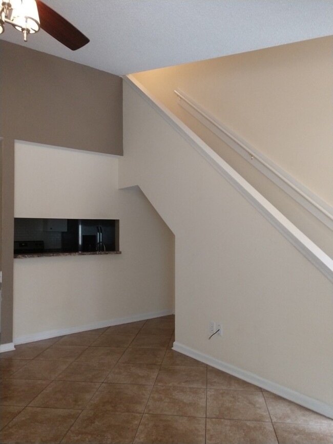 Foto del edificio - Beautiful 3 Bed 2 Bath Townhouse Close to ...