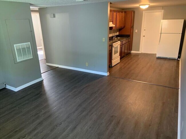 Foto del edificio - Affordable 2/1 Duplex Available Immediatel...