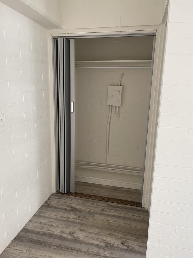 Building Photo - 910 Pumehana St