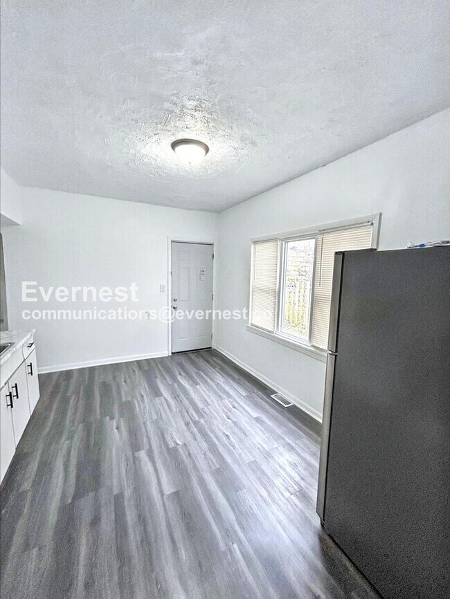 Building Photo - 1079 E 68th St