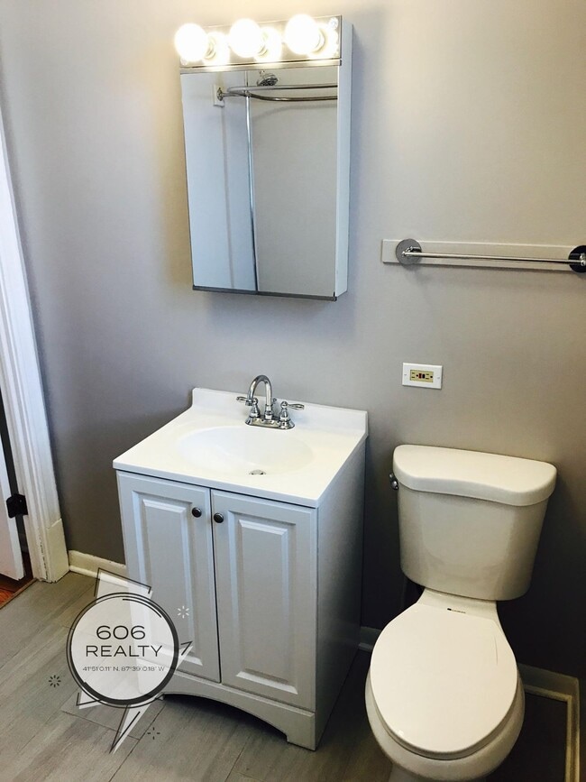 Building Photo - Old Irving Park Apts for Rent!