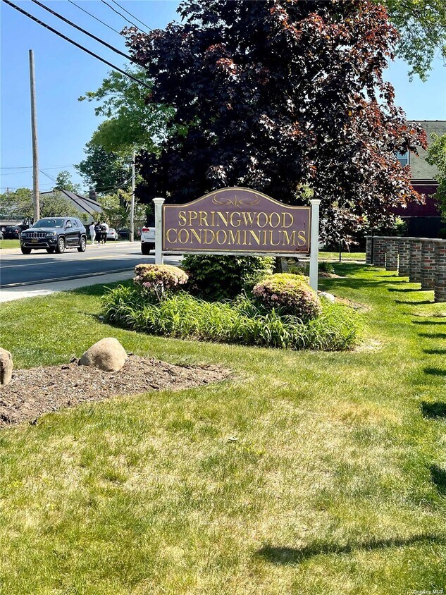 Primary Photo - 8 Springwood Dr