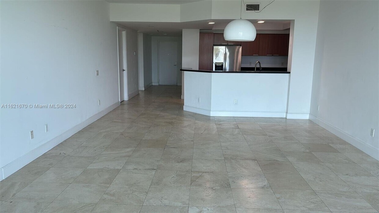 Foto principal - 14951 Royal Oaks Ln