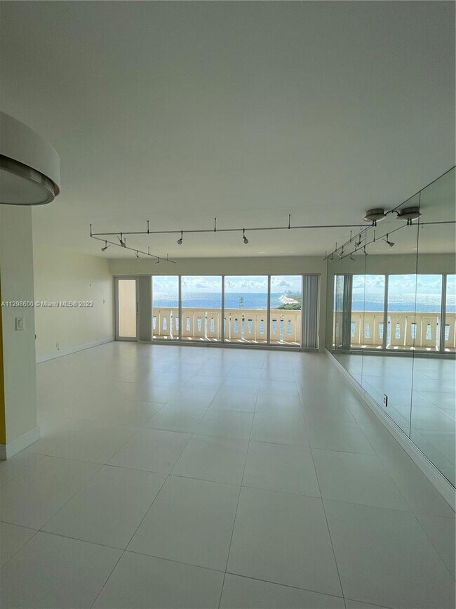Building Photo - 2100 S Ocean Dr