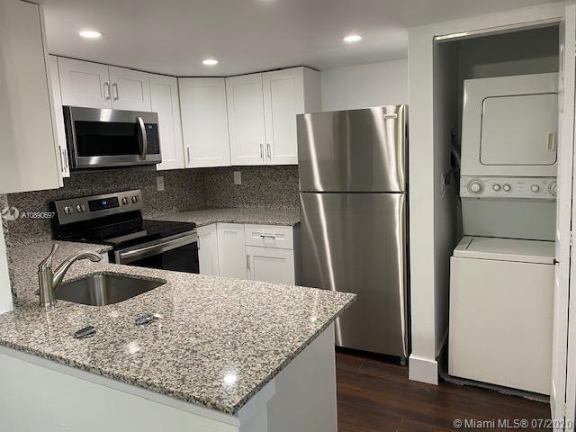 Building Photo - 10221 Fontainebleau Blvd