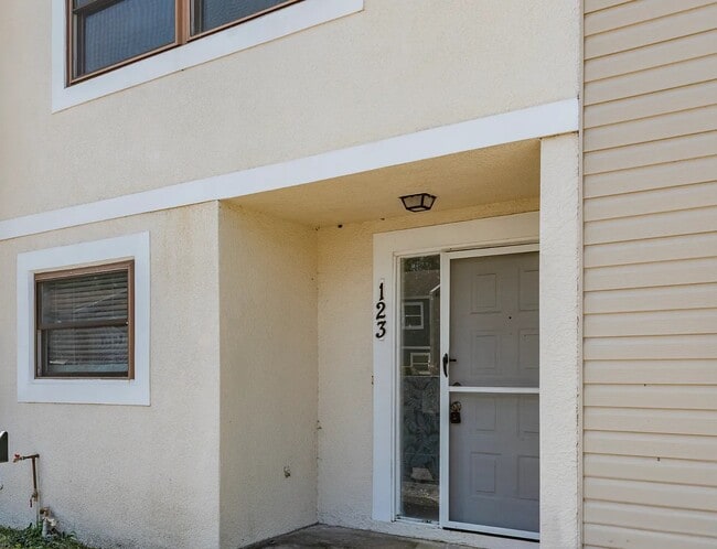 Building Photo - 2890 S Pines Dr
