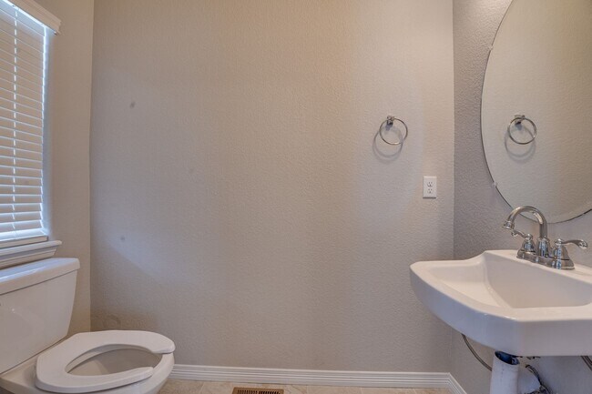 Building Photo - Stunning 3 Bedroom 2 Bathroom townhome in ...