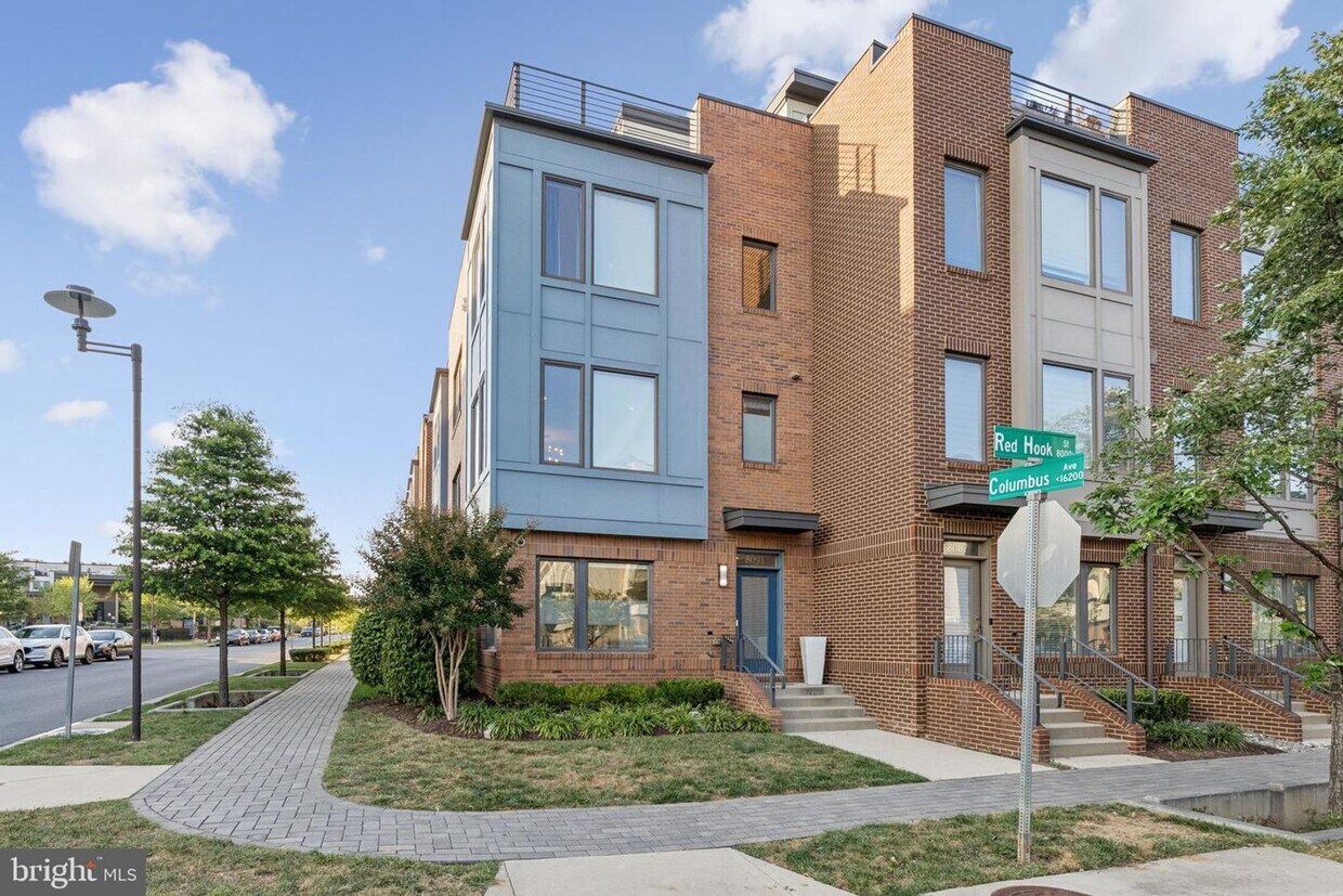 Foto principal - Perfectly located just steps from the Red Line Metro, this EYA-built Davis Model townhome at West...